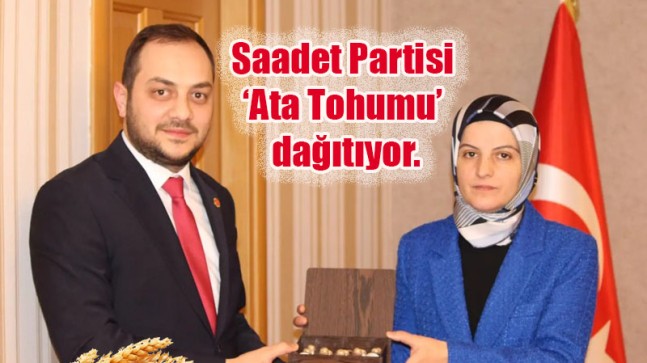 Saadet Partisi ‘Ata Tohumu’ dağıtıyor.