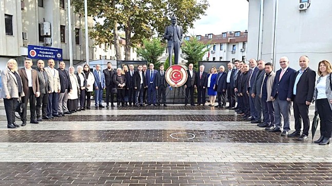 Beykoz’da Muhtarlar Atatürk Anıtı’na çelenk sundu