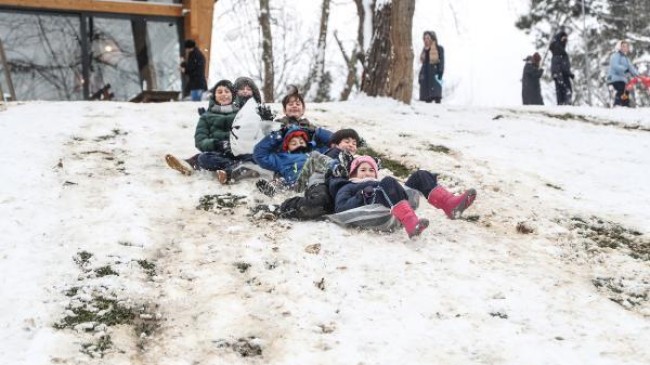 BEYKOZ’DA PARK VE SOKAKLARDA KAYAK PİSTİ OLDU