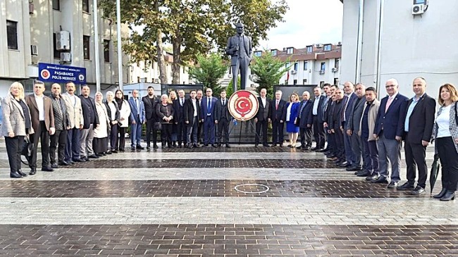 Beykoz’da Muhtarlar Atatürk Anıtı’na çelenk sundu